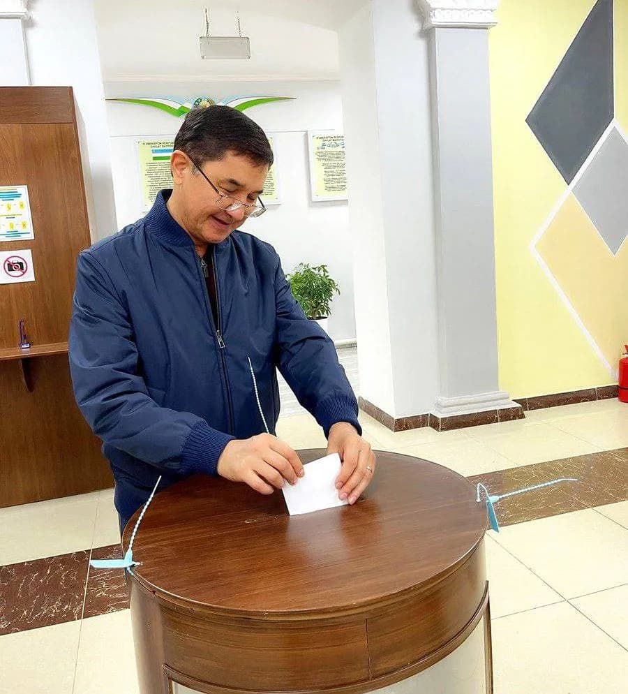 Jamshid Qo‘chqorov saylov qutisiga byulleten solmoqda
