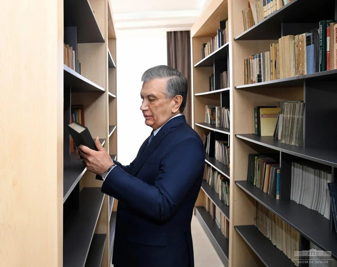 Shavkat Mirziyoyev kutubxonada kitob ko'zdan kechirmoqda