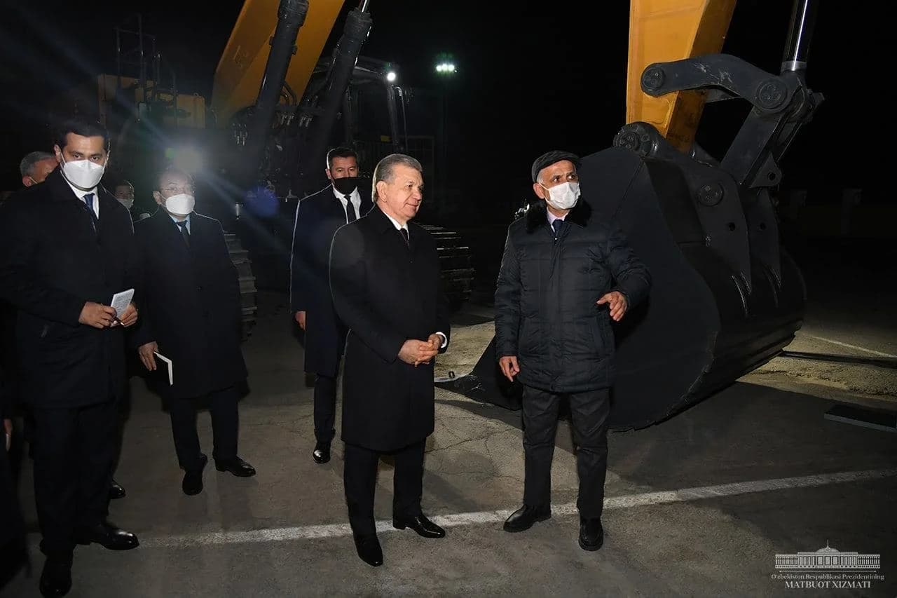 Shavkat Mirziyoyev UzXCMG qo'shma korxonasida maxsus texnika yonida