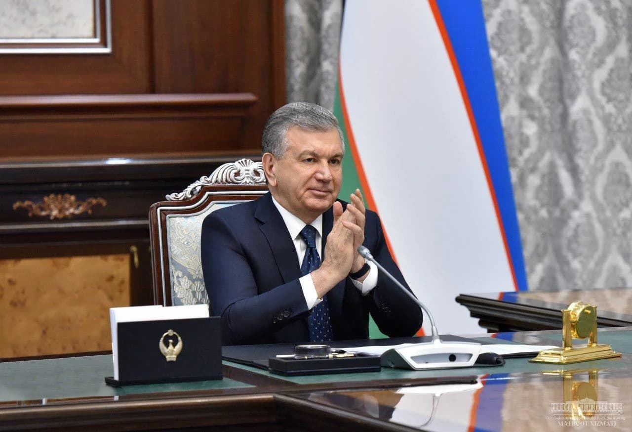 Ўзбекистон Президенти Шавкат Мирзиёев видеоанжуман вақтида стол ортида