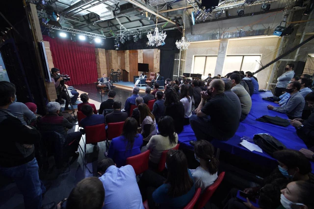 Telekanal studiyasida jamoa bilan o'tkazilayotgan uchrashuv jarayoni