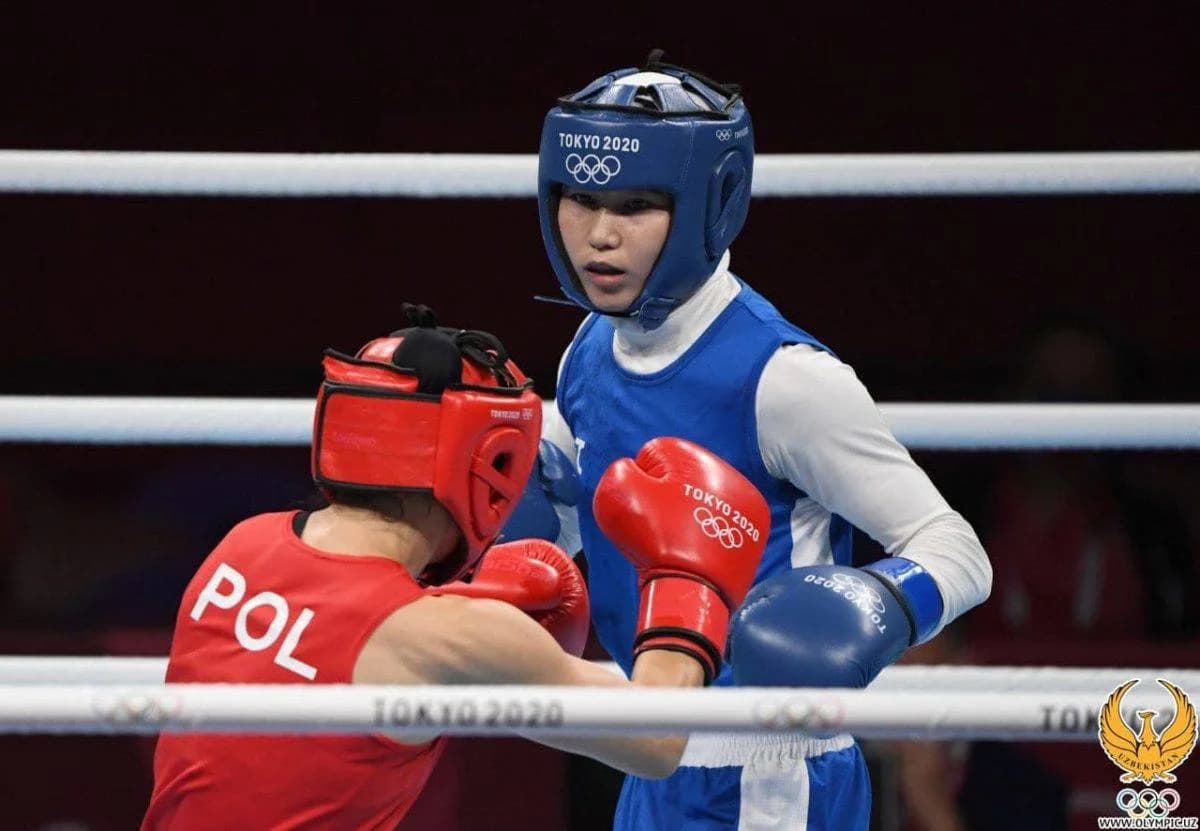 Tursunoy Rahimova ko'k rangli boks kiyimida jang paytida